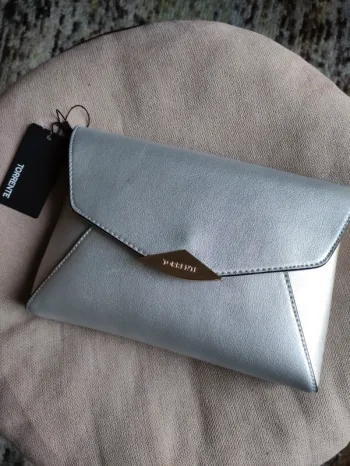 Pochette / sac à mains enveloppe argenté métallisé Torrente