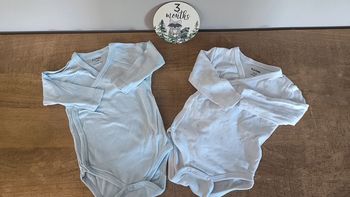 Lot 2 bodys blanc/bleu 3 mois