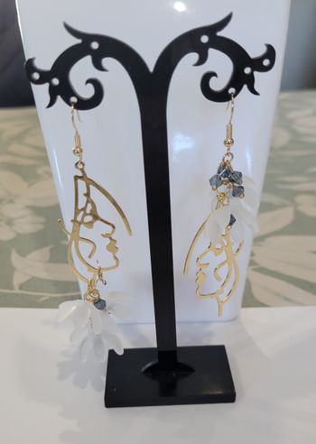 BOUCLES D'OREILLES ASYMETRIQUE VISAGE FEMME ET FLEURS ! NEUF!