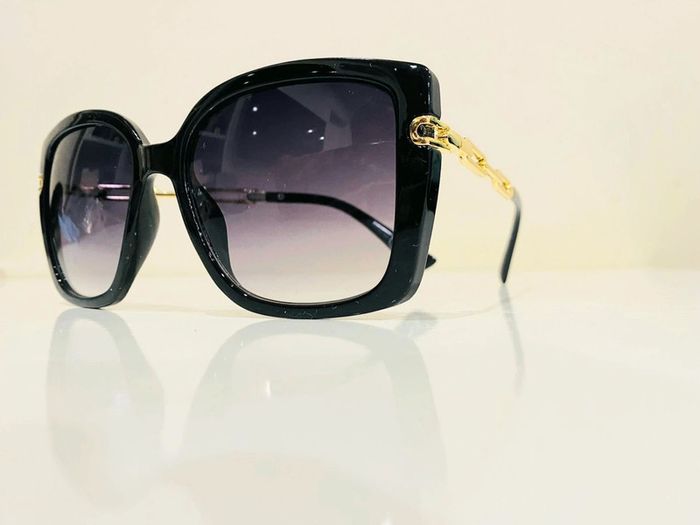Lunette de soleil femme noire rectangulaire bras en chaîne dorée UV protection catégorie 3 - photo numéro 7