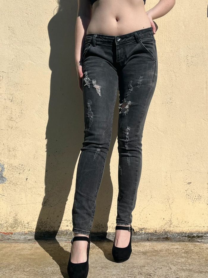 Jean troué taille basse gris nuancé, motif tête de mort sur poche arrière. - photo numéro 5