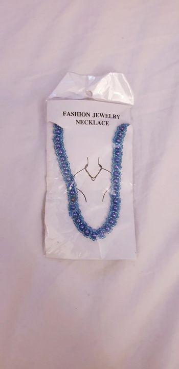 Neuf collier à perles bleu. Longueur réglable