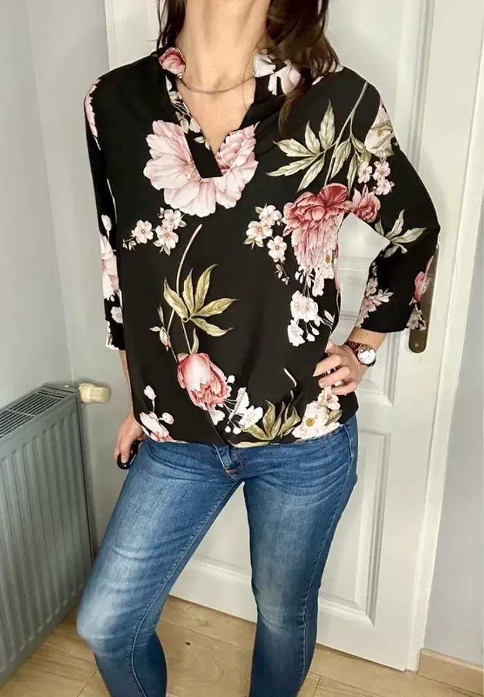 Très jolie blouse de la marque New Collection, au motif floral rose clair sur fond noir - photo numéro 4