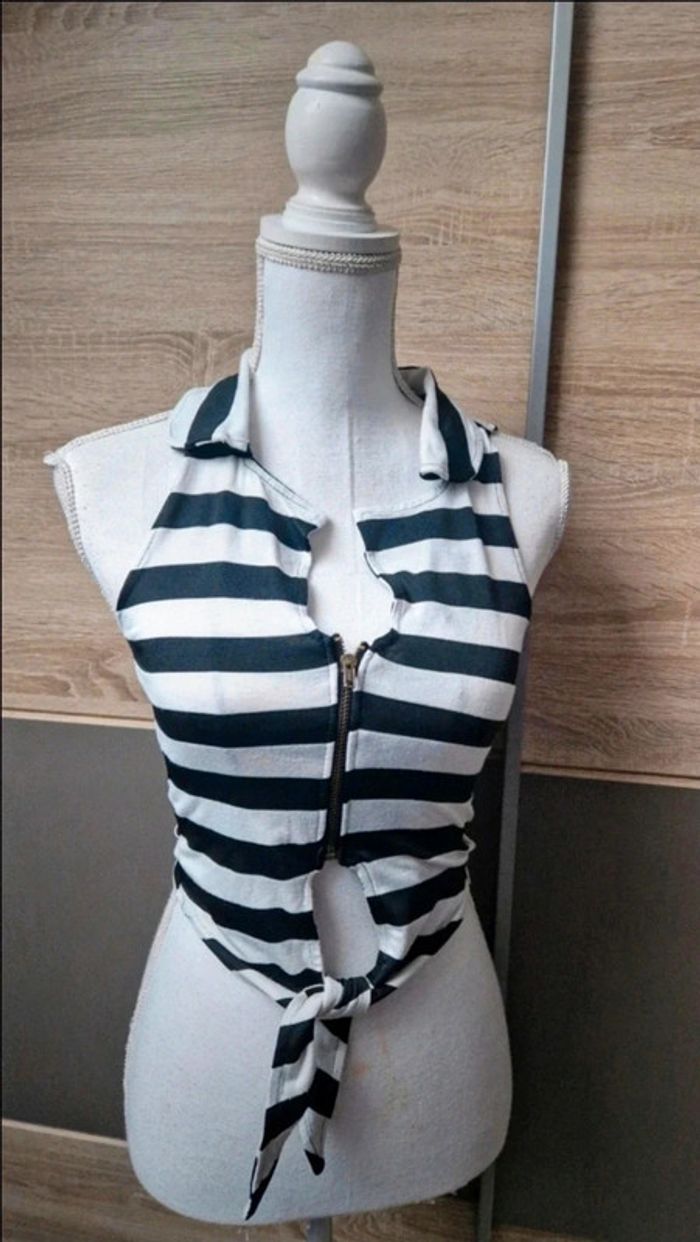 Top court à rayures.