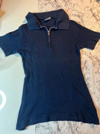 T shirt bleu à fermeture