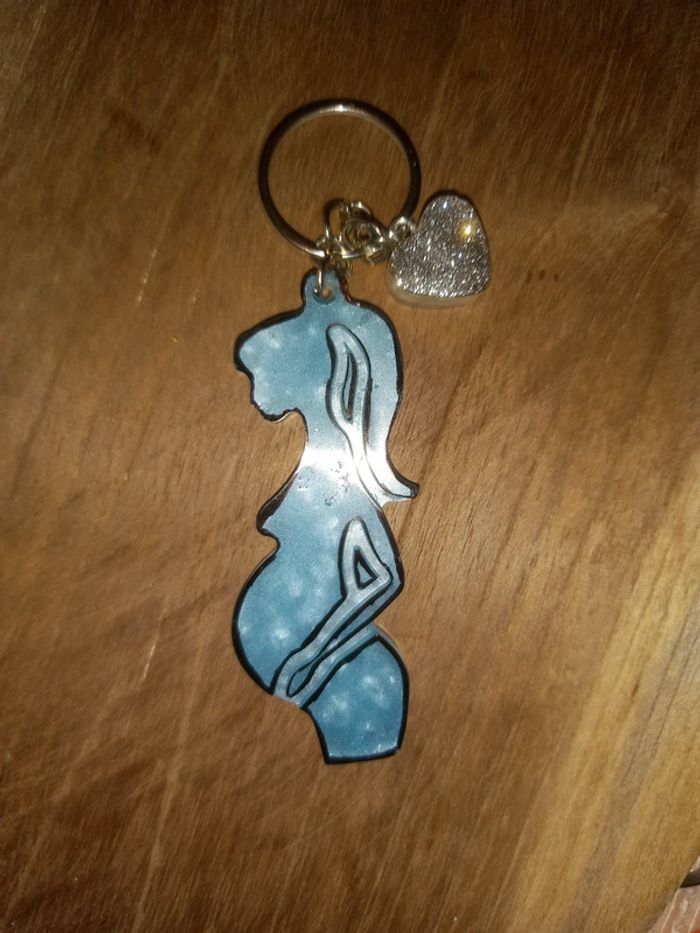 Porte clé femme enceinte bleu résine epoxy