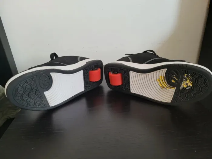 Basket Roller  heelys taille 35 rouge et noir neuve tester une fois en appartement - photo numéro 3
