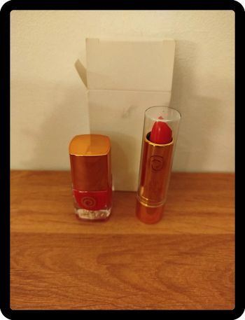 Lot vernis et rouge à lèvres rouge
