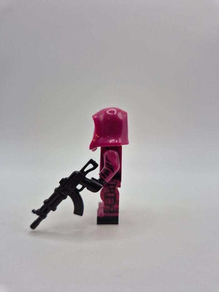 Figurine type lego soldat garde Squid Game - photo numéro 2