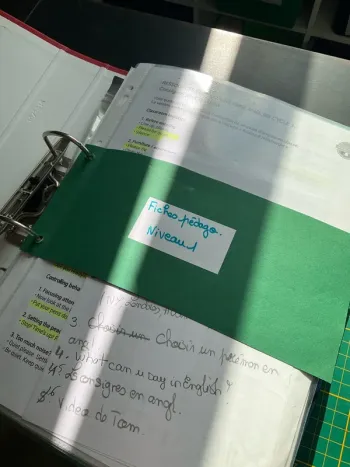 Classeur avec de nombreux supports pédagogiques en anglais