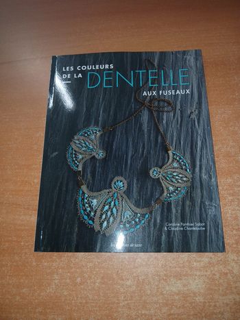 Les couleurs de la dentelle aux fuseaux