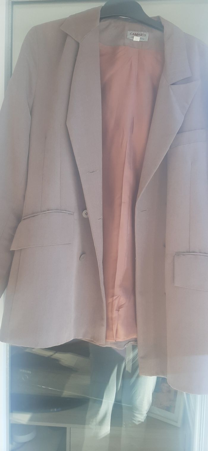 Veste mi saison . Pour la ville la journée ou accesoirisée pour une soirée