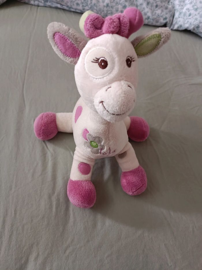 Lot girafe + hochet + bavoir et lange neuf - photo numéro 4