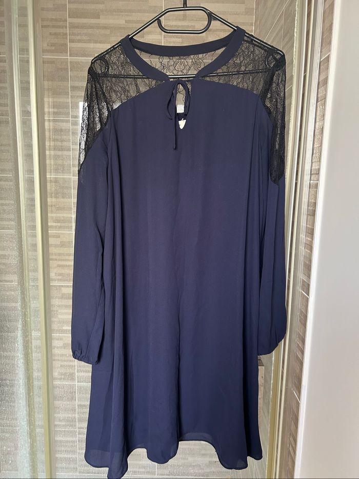 Robe bleu marine avec dentelle noire