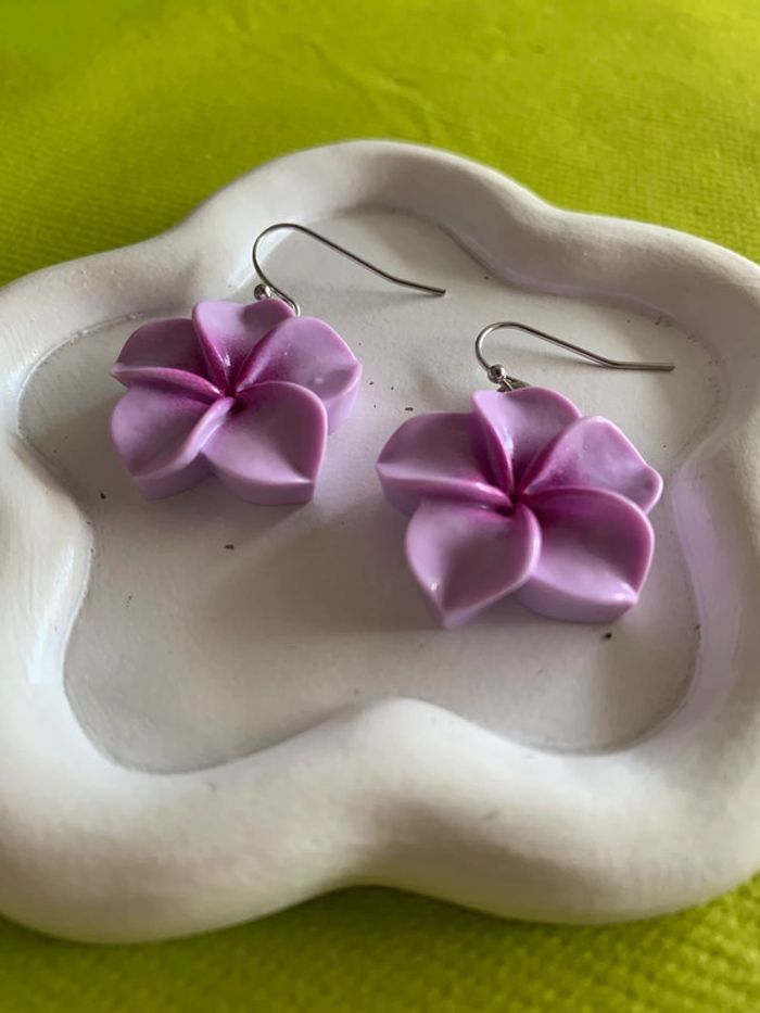 Boucles d’oreilles fleur d’hibiscus violet lilas en résine - photo numéro 5