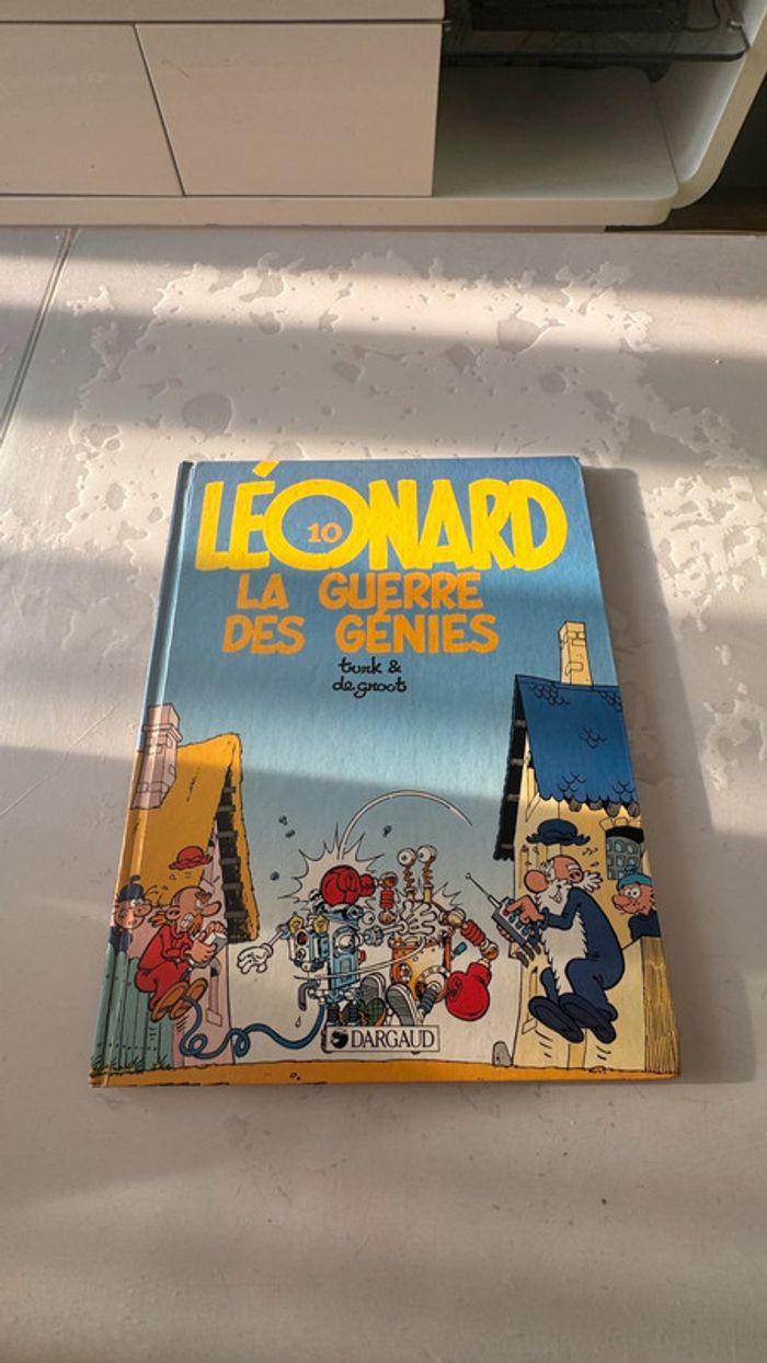 📚 BD Léonard Tome 10 – La guerre des génies Édition Dargaud – Par Turk & De Groot