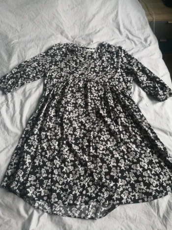 Robe camaïeu noire fleurie