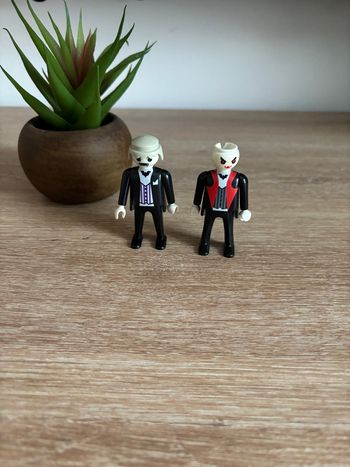2 Figurines playmobil Dracula 1974 et vampire 1997