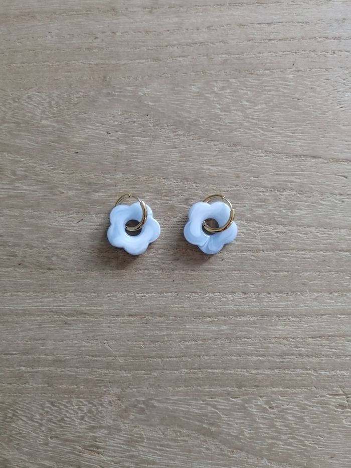 Boucles d'oreilles anneaux dorés en acier inoxydable avec grosse fleur bleue claire neuves