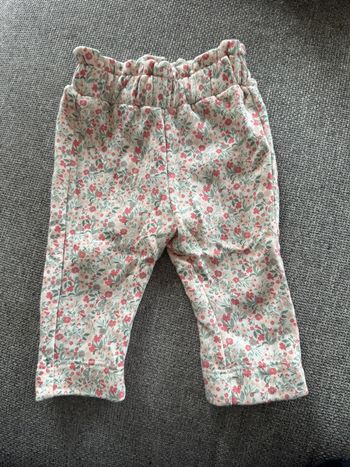 Pantalon fleuri tape à l’œil