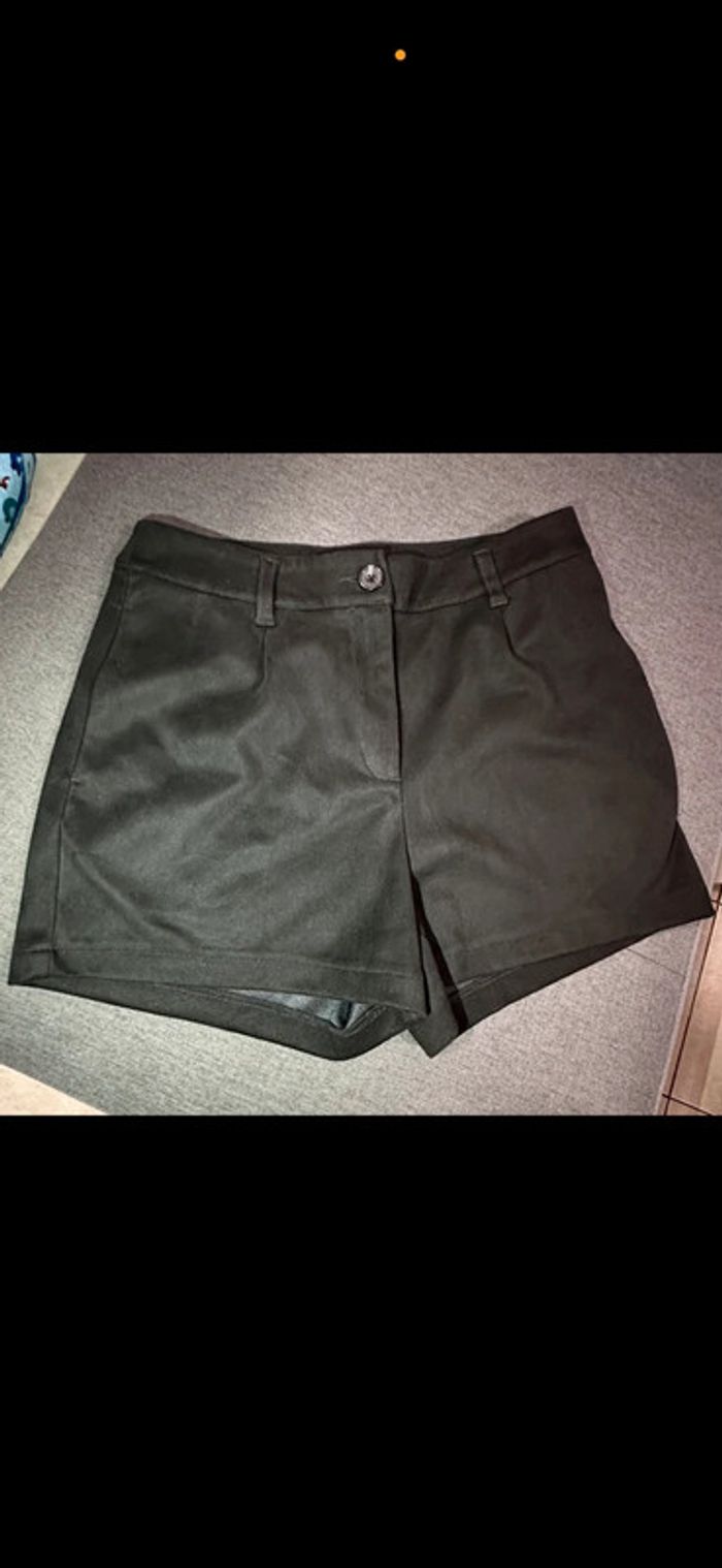 Short noir en daim Kiabi – Taille 40 Neuf - photo numéro 2