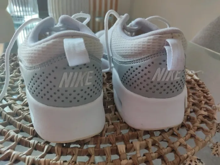 Baskets Nike blanches - photo numéro 2