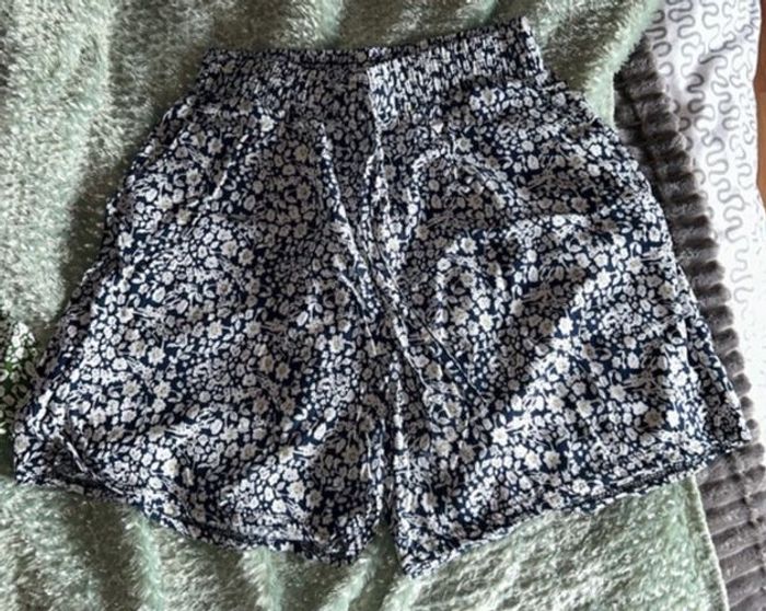 Lot de 2 shorts fluides bleu marine & vert à fleurs blanches – Taille XXL – Neufs sans étiquette - photo numéro 2