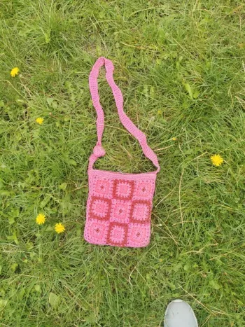 Petite sacoche rose en crochet