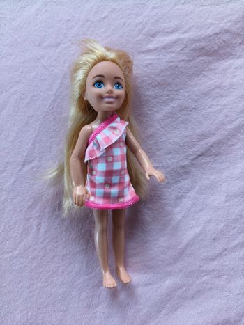 Poupée Chelsea de Barbie robe carreaux