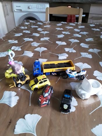 Lot de petites voitures et autres