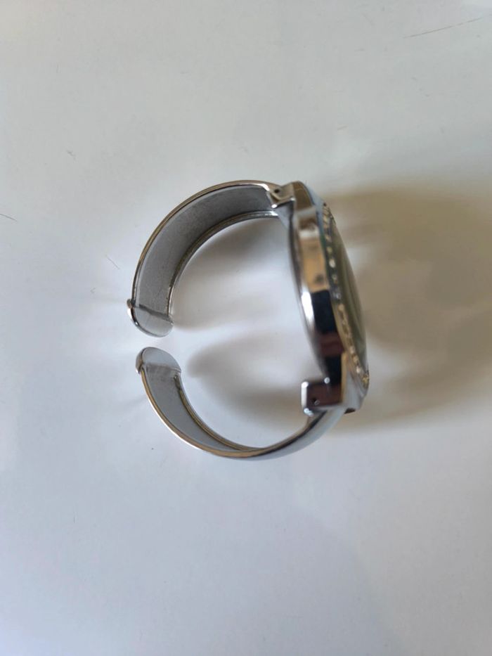 Montre femme
Il faut remettre une pile - photo numéro 2