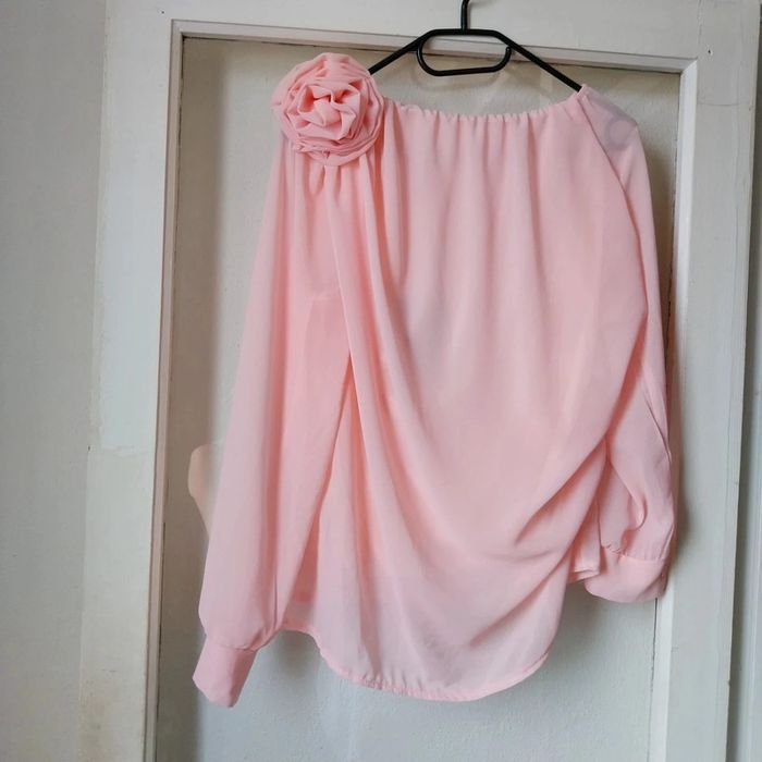 Magnifique blouse rose avec rose 🌹 neuf taille M