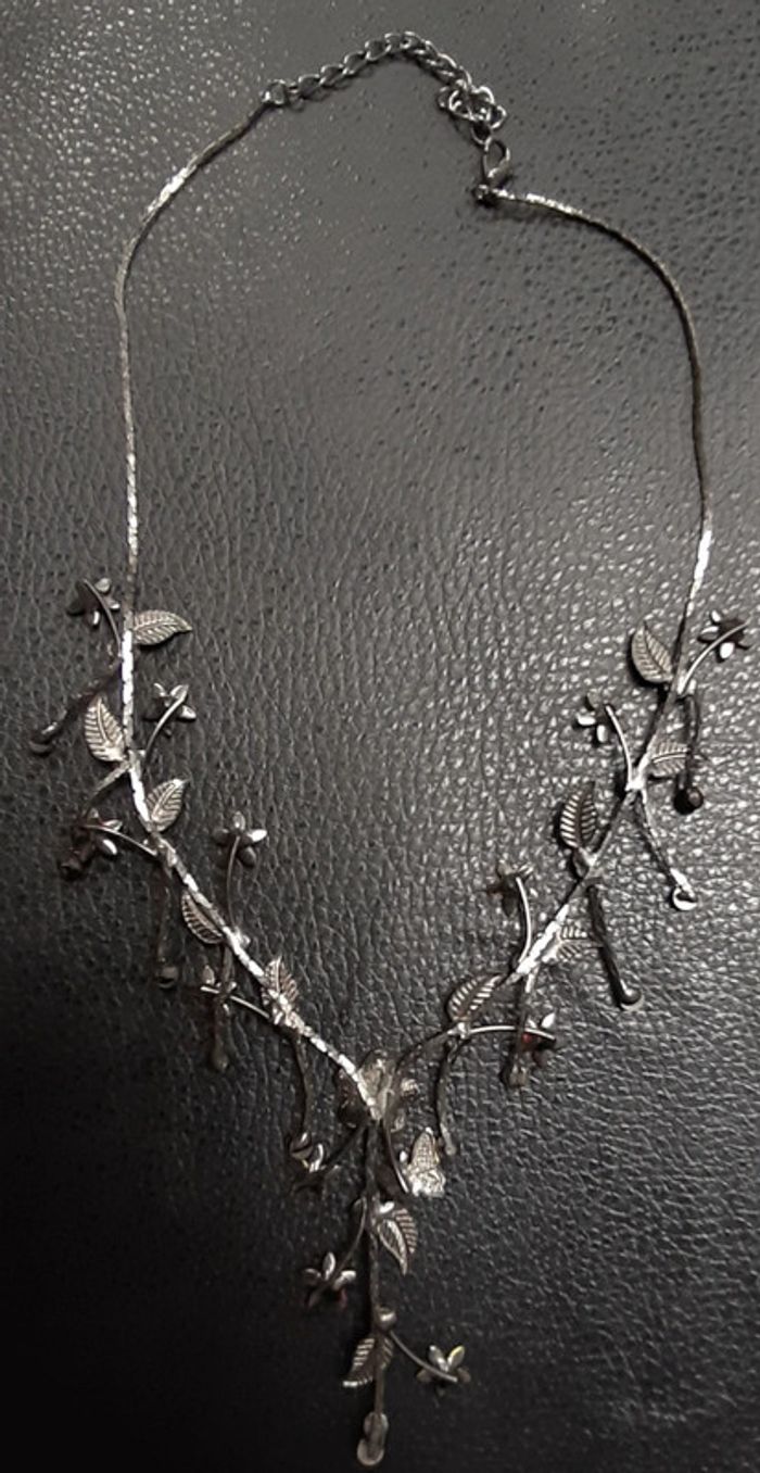 Très joli collier plastron fleurs feuilles papillon strass - photo numéro 3