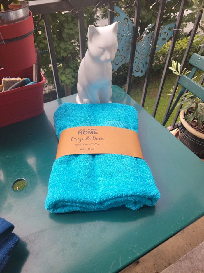 Serviette de bain turquoise. Neuve. Soldée - photo numéro 2