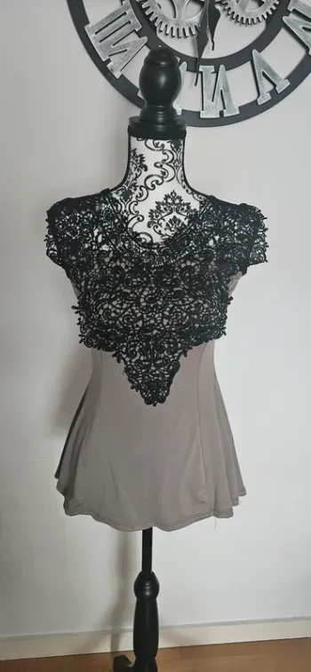 Haut sympa dentelle sur le haut