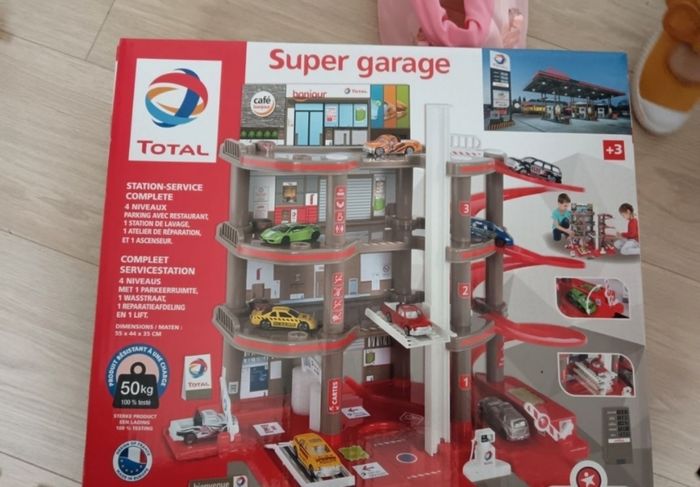 Total - Super Garage Station Service Complète avec Circuit 2 mètres - Dès 3 Ans - Fabrication Européenne…