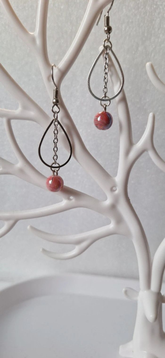 Boucles d'oreilles pendantes perle rose marbrée et goutte argentée - photo numéro 4