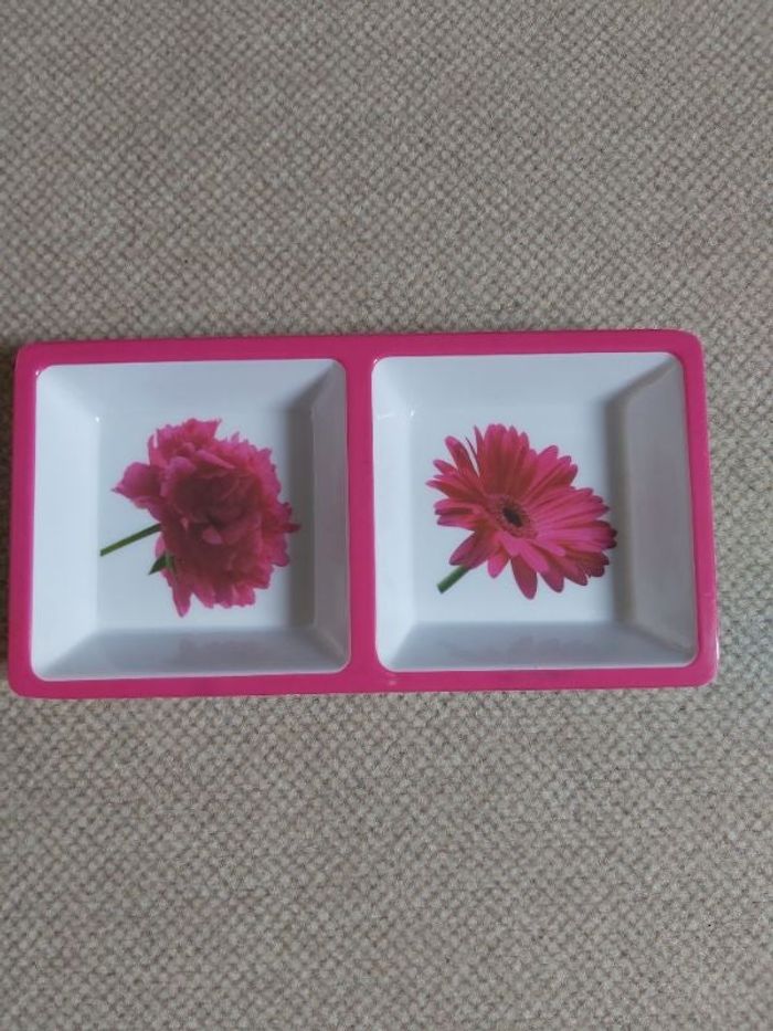 Petit plat de service fleuri en mélaminé.