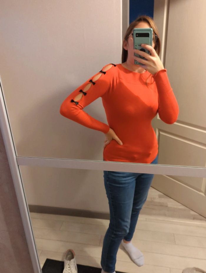 Robe rouge avec détails noeuds noires