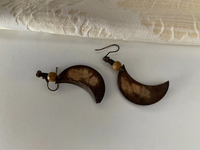 Boucles oreilles lunes en noix coco - photo numéro 3