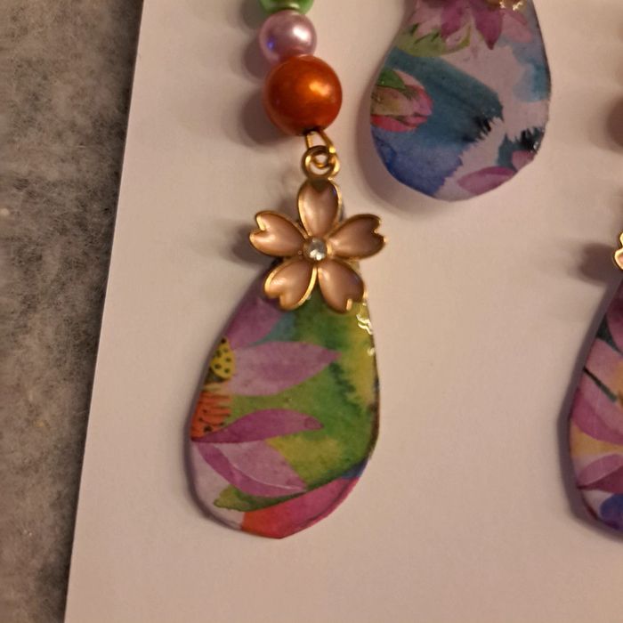 Boucles d'oreilles pendante avec pendentif assortie multicolore - photo numéro 9