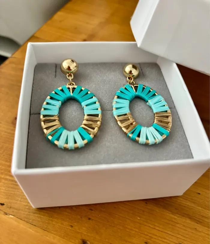 Boucles d’oreilles neuves métal doré et fils bleus - photo numéro 2