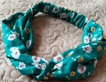 Bandeau cheveux. Tissus, élastique derrière.