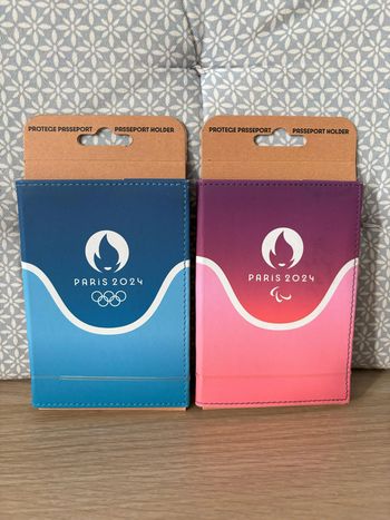 Pack de 2 Protège Passeports "Paris 2024" JO Paris 2024 Bleu / Rose