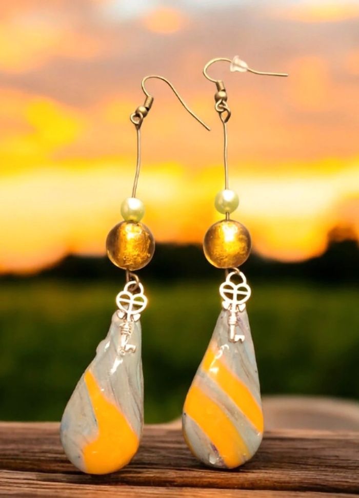 Boucles d'oreilles pendante pâte polymere gris et orange - photo numéro 3