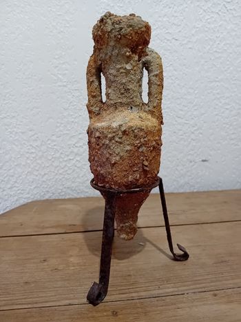 Amphore  rouillée avec son socle rouillé