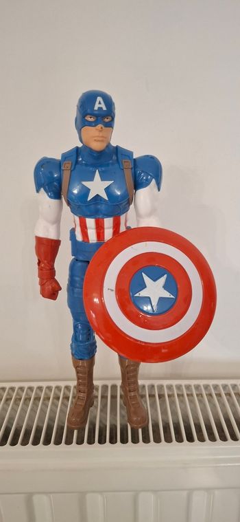 Figurine Marvel – Captain America 30 cm (avec bouclier)