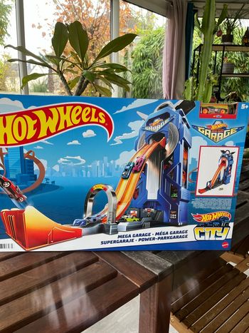 Hot wheels méga garage neuf