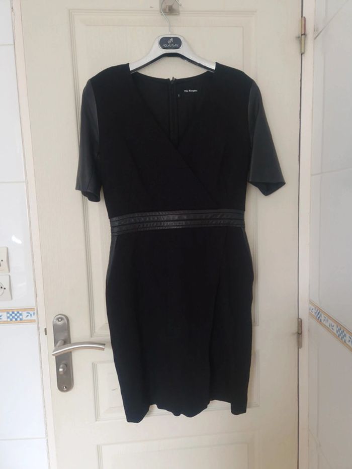 Jolie robe noir avec détails en cuir d'agneau the kooples taille M/38