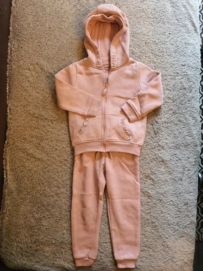 Ensemble de jogging rose taille 3/4 ans.